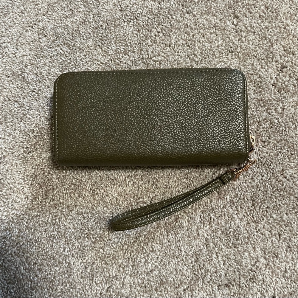 Large wristlet wallet